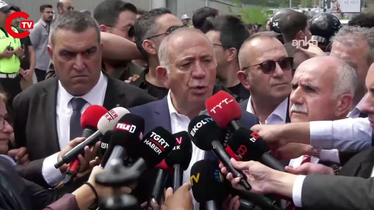 Kayyım Gürsel Tekin, polis eşliğinde biber gazı ile CHP il binasına girdi